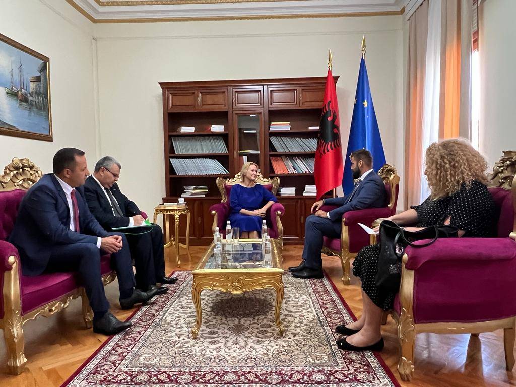 Андрей Новаков в Тирана на среща със заместник министър-председателя и министър на инфраструктурата Белинда Балуку